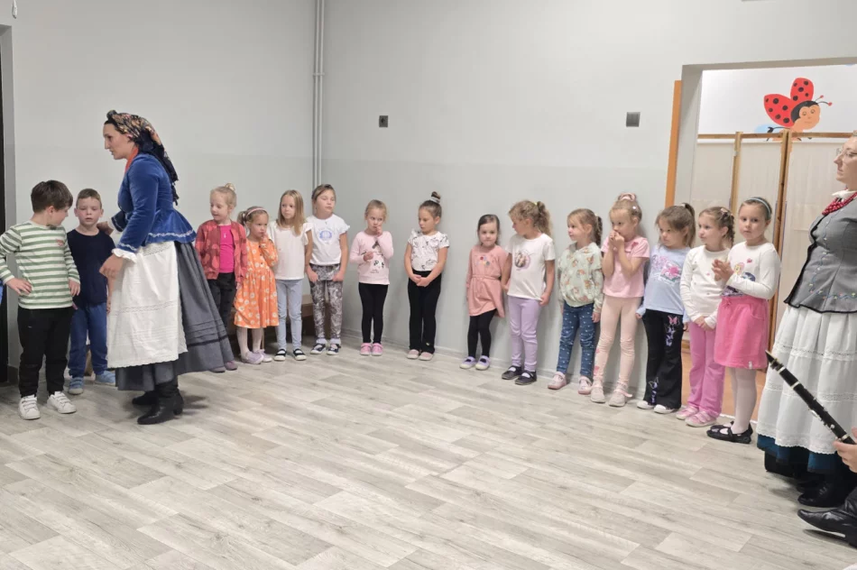 Warsztaty taneczne z zespołem regionalnym „Starowiejski HYR” w Miejskim Przedszkolu Nr 2 - zdjęcie 4