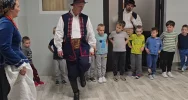 Warsztaty taneczne z zespołem regionalnym „Starowiejski HYR” w Miejskim Przedszkolu Nr 2 - zdjęcie 5