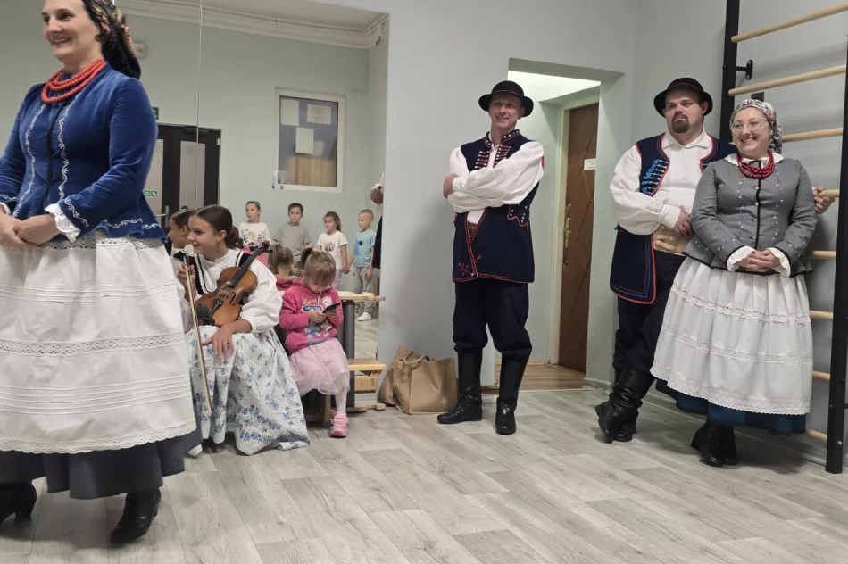 Warsztaty taneczne z zespołem regionalnym „Starowiejski HYR” w Miejskim Przedszkolu Nr 2 - zdjęcie 7