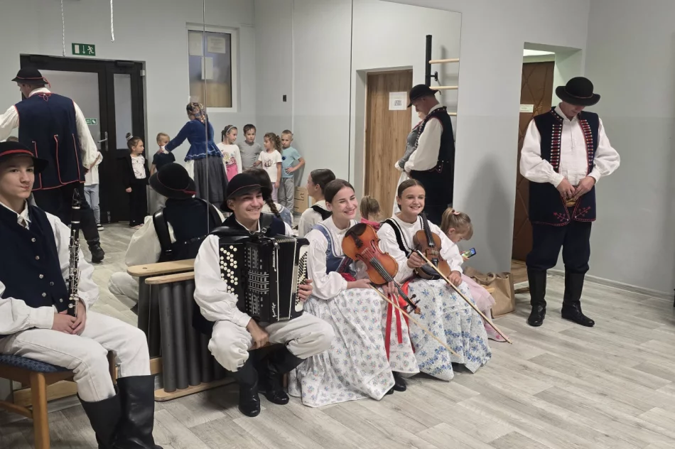 Warsztaty taneczne z zespołem regionalnym „Starowiejski HYR” w Miejskim Przedszkolu Nr 2 - zdjęcie 11