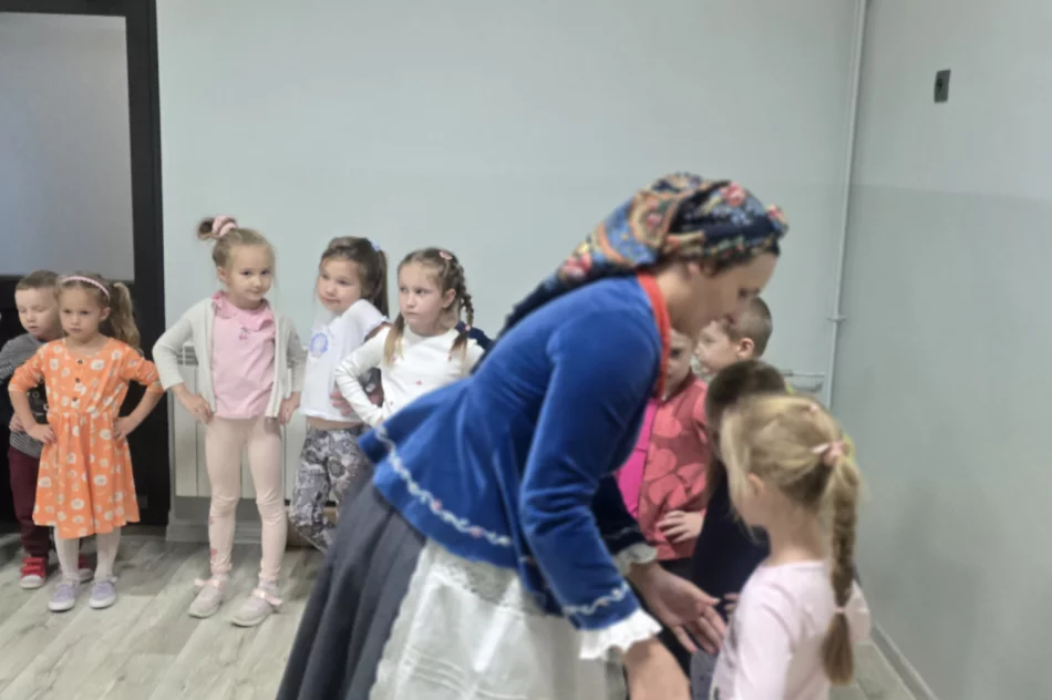 Warsztaty taneczne z zespołem regionalnym „Starowiejski HYR” w Miejskim Przedszkolu Nr 2 - zdjęcie 12