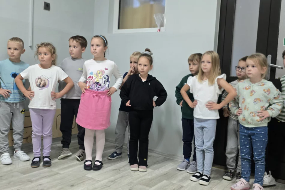 Warsztaty taneczne z zespołem regionalnym „Starowiejski HYR” w Miejskim Przedszkolu Nr 2 - zdjęcie 13