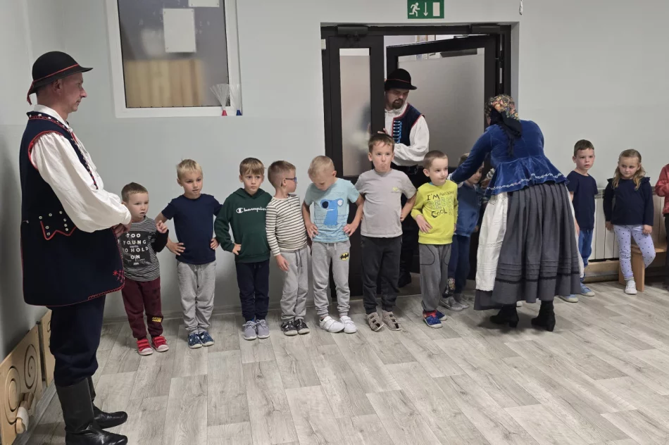 Warsztaty taneczne z zespołem regionalnym „Starowiejski HYR” w Miejskim Przedszkolu Nr 2 - zdjęcie 14