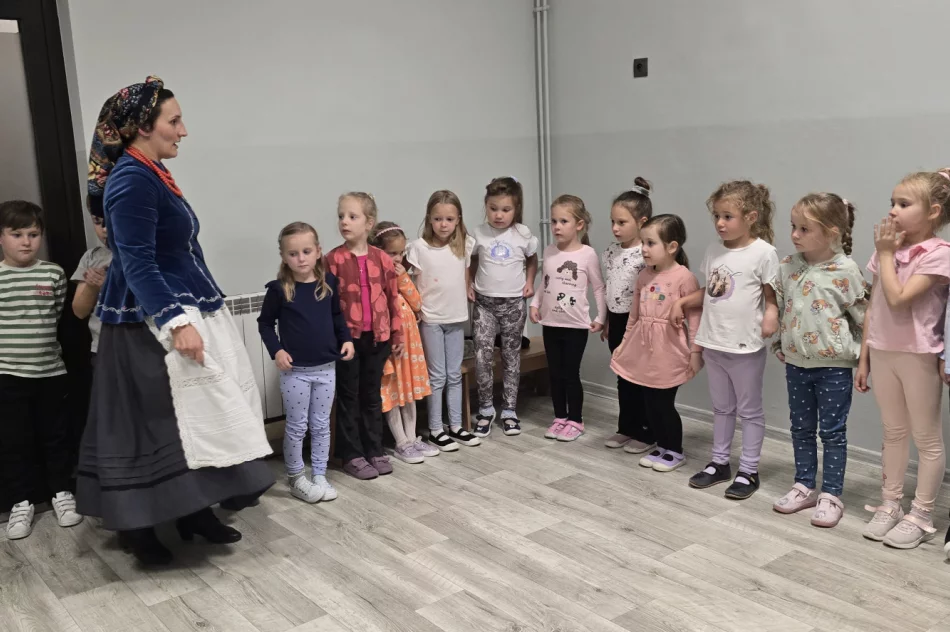 Warsztaty taneczne z zespołem regionalnym „Starowiejski HYR” w Miejskim Przedszkolu Nr 2 - zdjęcie 16