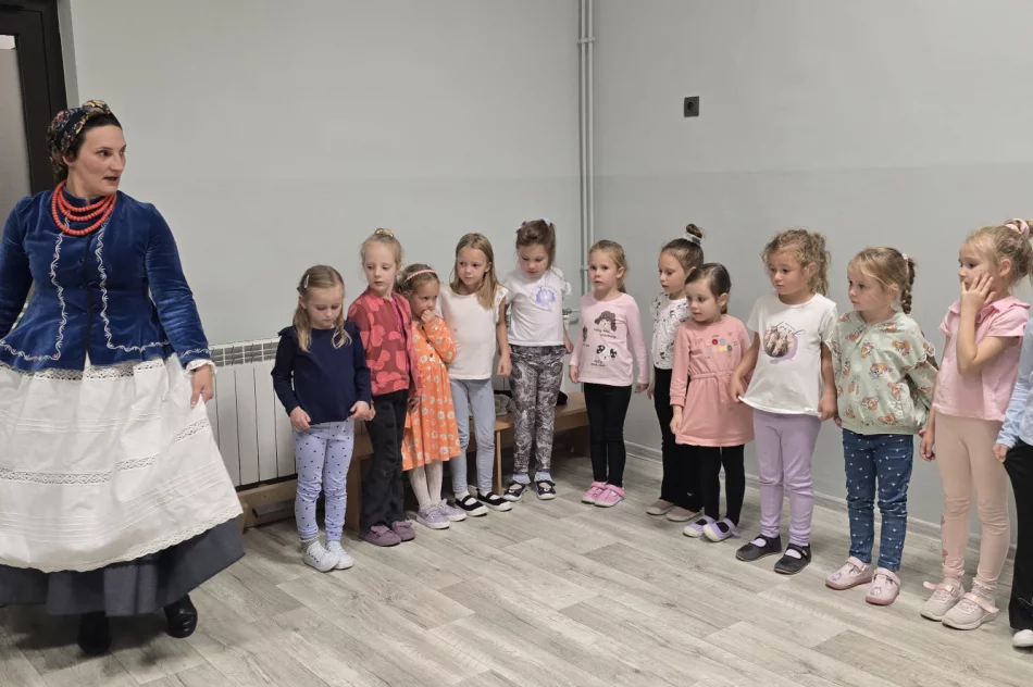 Warsztaty taneczne z zespołem regionalnym „Starowiejski HYR” w Miejskim Przedszkolu Nr 2 - zdjęcie 17
