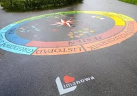 Kolorowe gry na alejkach parku - zdjęcie główne