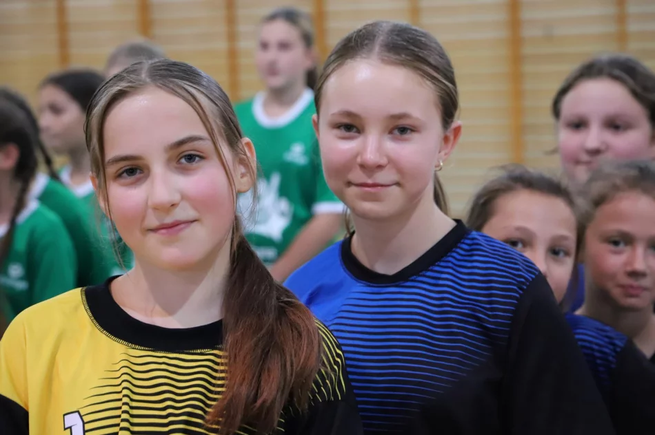 Dziewczęta z Siekierczyny Mistrzyniami Gminy Limanowa w Halowej Piłce nożnej - zdjęcie 6