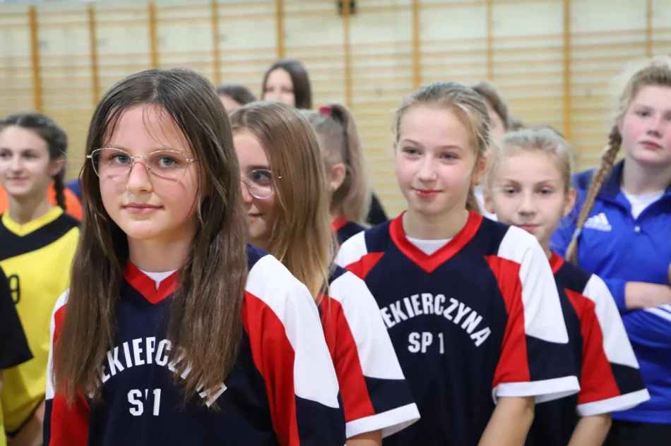 Dziewczęta z Siekierczyny Mistrzyniami Gminy Limanowa w Halowej Piłce nożnej - zdjęcie 8