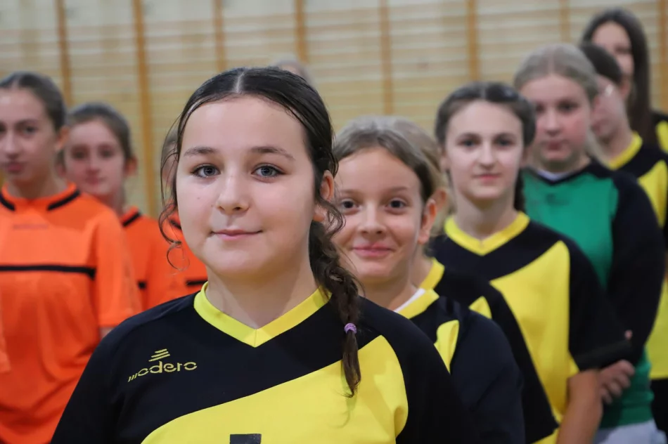Dziewczęta z Siekierczyny Mistrzyniami Gminy Limanowa w Halowej Piłce nożnej - zdjęcie 9