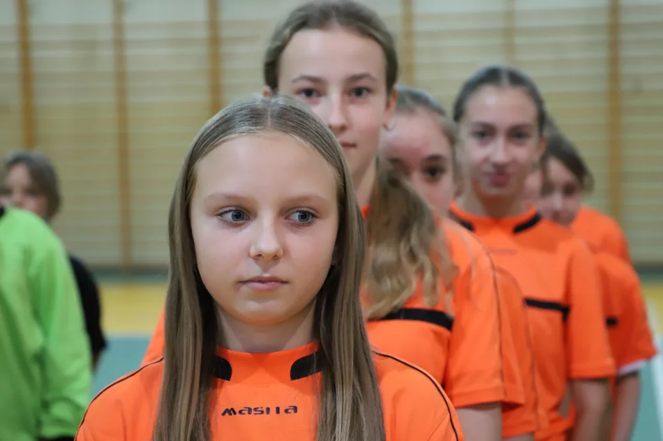 Dziewczęta z Siekierczyny Mistrzyniami Gminy Limanowa w Halowej Piłce nożnej - zdjęcie 10