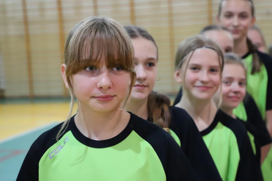 Dziewczęta z Siekierczyny Mistrzyniami Gminy Limanowa w Halowej Piłce nożnej - zdjęcie 11