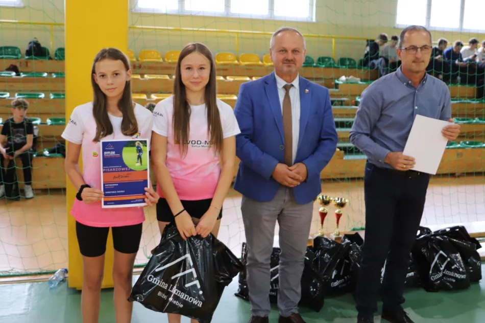 Dziewczęta z Siekierczyny Mistrzyniami Gminy Limanowa w Halowej Piłce nożnej - zdjęcie 14