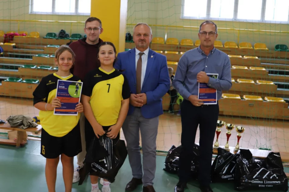 Dziewczęta z Siekierczyny Mistrzyniami Gminy Limanowa w Halowej Piłce nożnej - zdjęcie 18