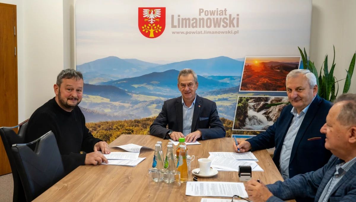 Podpisanie umowy z wykonawcą/fot.: Starostwo Powiatowe w Limanowej
