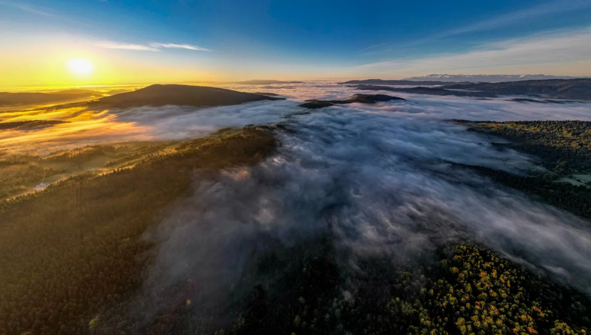 Widok z drona na Beskid Wyspowy i Tatry podczas wschodu słońca (fot. Archiwum limanowa.in)