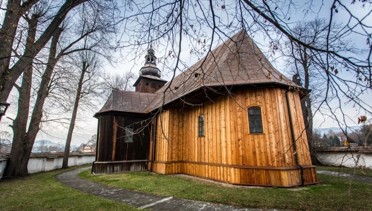 Zabytkowy kościół w Męcinie/fot.: Szlak Architektury Drewnianej w Małopolsce