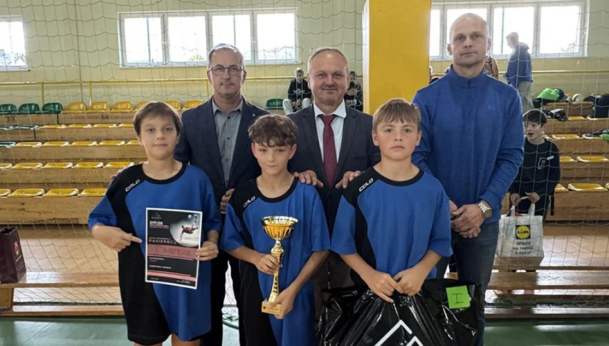 Chłopcy z Pasierbca na podium w Mistrzostwach Gminy Limanowa w Halowej Piłce Nożnej