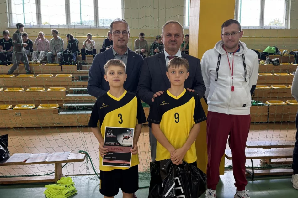 Chłopcy z Pasierbca na podium w Mistrzostwach Gminy Limanowa w Halowej Piłce Nożnej - zdjęcie 9