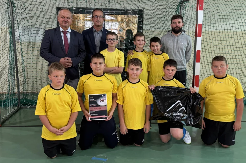 Chłopcy z Pasierbca na podium w Mistrzostwach Gminy Limanowa w Halowej Piłce Nożnej - zdjęcie 18
