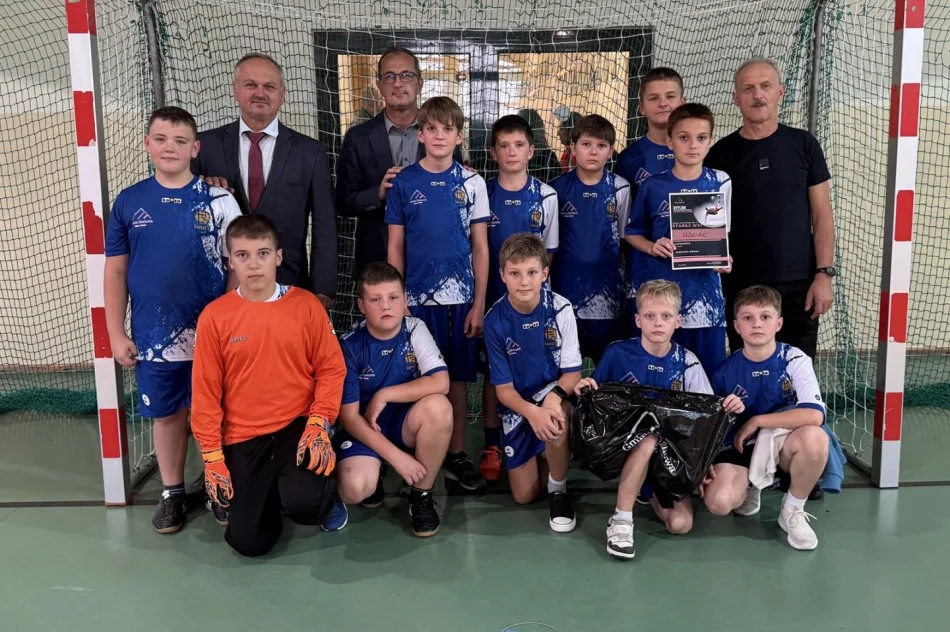 Chłopcy z Pasierbca na podium w Mistrzostwach Gminy Limanowa w Halowej Piłce Nożnej - zdjęcie 19