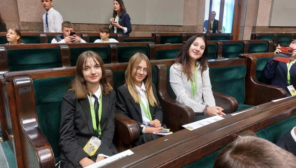 Uczennice Szkoły Podstawowej Nr 1 im. Tadeusza Kościuszki w Siekierczynie w Sejmie RP - zdjęcie 1