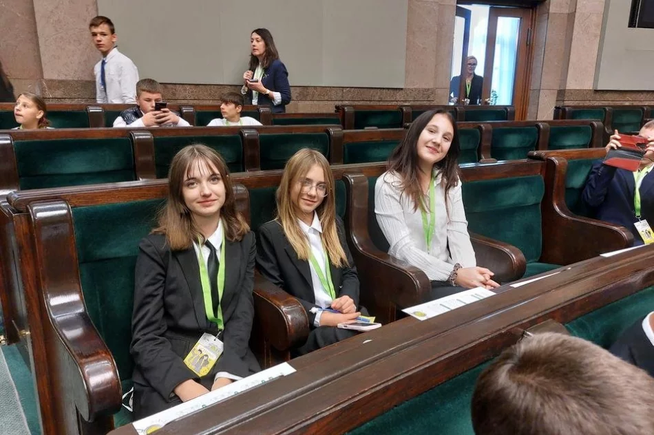 Uczennice Szkoły Podstawowej Nr 1 im. Tadeusza Kościuszki w Siekierczynie w Sejmie RP - zdjęcie 18