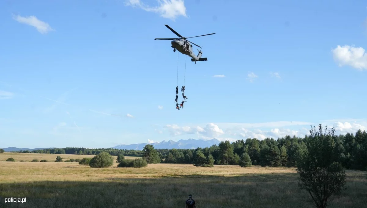 Policyjny Black Hawk biorący udział ćwiczeniach na Podhalu