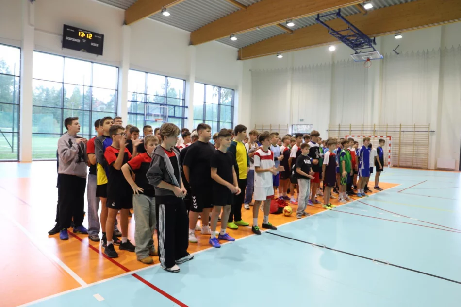 Chłopcy z Męciny Mistrzami Halowej Piłki Nożnej! - zdjęcie 7