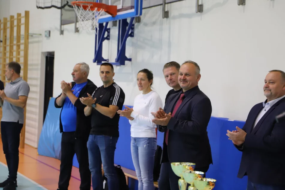 Chłopcy z Męciny Mistrzami Halowej Piłki Nożnej! - zdjęcie 8