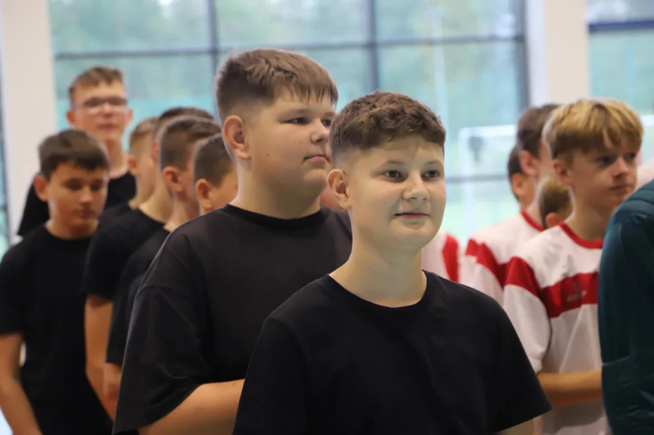 Chłopcy z Męciny Mistrzami Halowej Piłki Nożnej! - zdjęcie 10