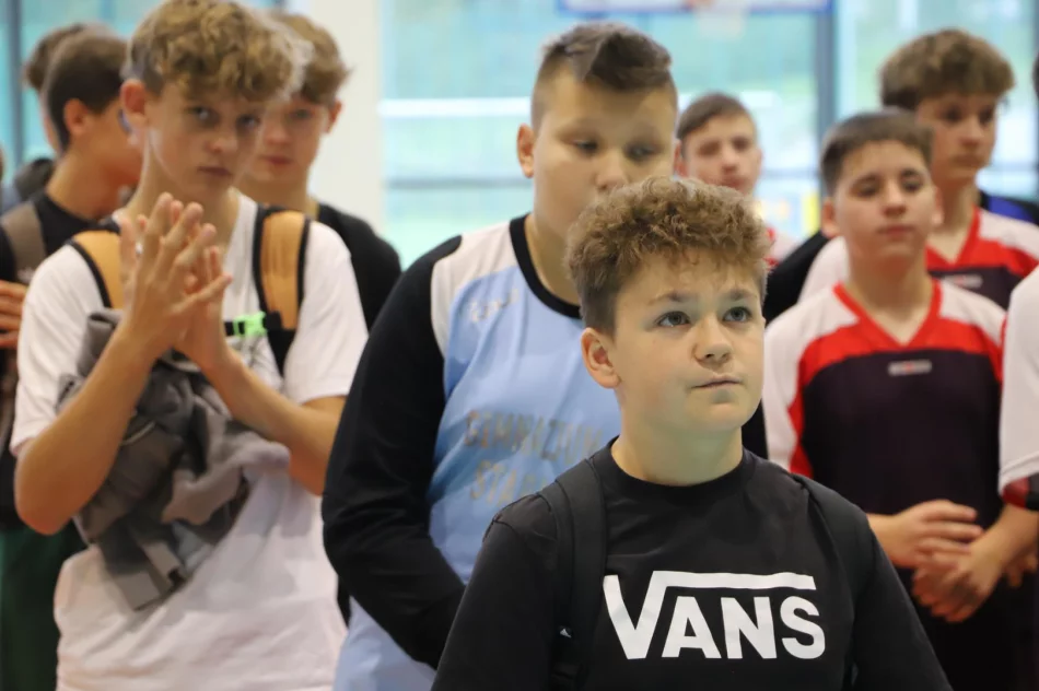 Chłopcy z Męciny Mistrzami Halowej Piłki Nożnej! - zdjęcie 11