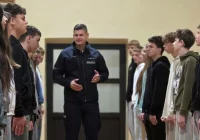 Policyjna musztra w szkole - zdjęcie główne