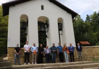 Odbiór wyremontowanego muru przy zabytkowym kościele w Nowym Rybiu - zdjęcie główne
