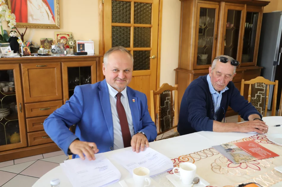 Odbiór wyremontowanego muru przy zabytkowym kościele w Nowym Rybiu - zdjęcie 2