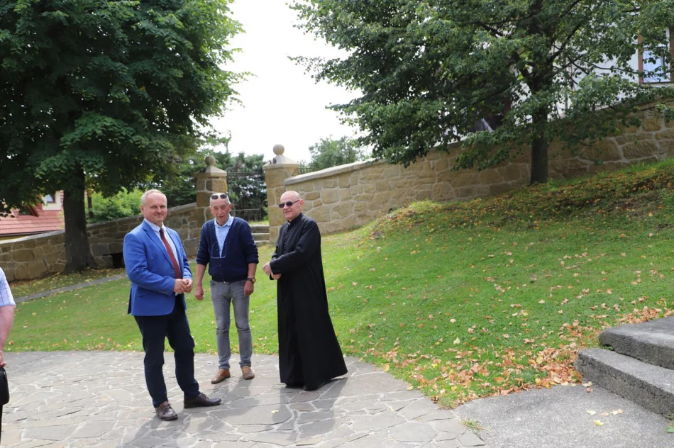 Odbiór wyremontowanego muru przy zabytkowym kościele w Nowym Rybiu - zdjęcie 7