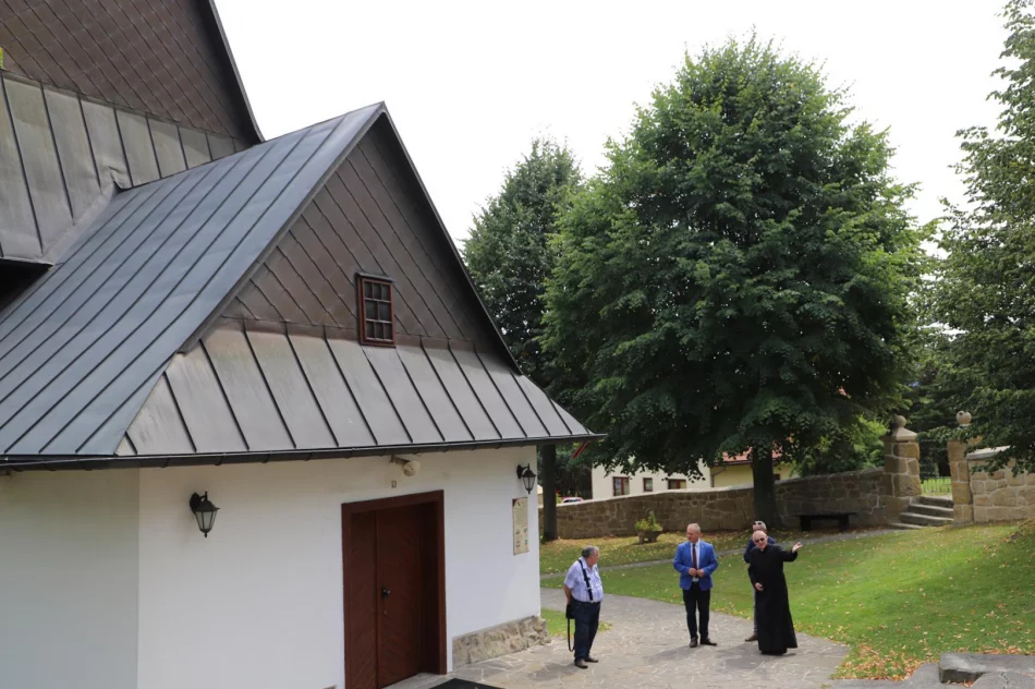 Odbiór wyremontowanego muru przy zabytkowym kościele w Nowym Rybiu - zdjęcie 9