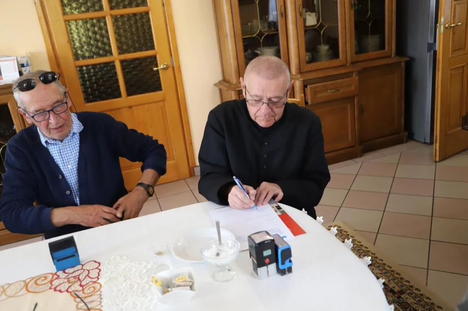Odbiór wyremontowanego muru przy zabytkowym kościele w Nowym Rybiu - zdjęcie 12