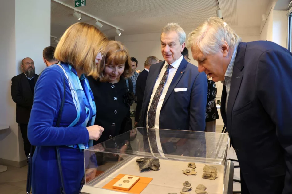 „Aby mierzyć drogę przyszłą, trzeba wiedzieć skąd się wyszło…” – odbyły się obchody 3000 lat osadnictwa i 700 lat parafii w Męcinie - zdjęcie 19