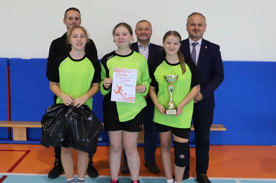 Dziewczęta z Pasierbca zwyciężają w Mistrzostwach Gminy Limanowa w Halowej Piłce Nożnej - zdjęcie 3