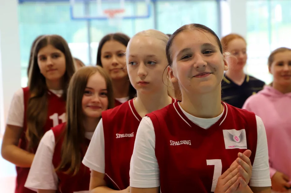Dziewczęta z Pasierbca zwyciężają w Mistrzostwach Gminy Limanowa w Halowej Piłce Nożnej - zdjęcie 9