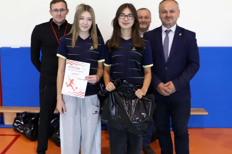 Dziewczęta z Pasierbca zwyciężają w Mistrzostwach Gminy Limanowa w Halowej Piłce Nożnej - zdjęcie 15