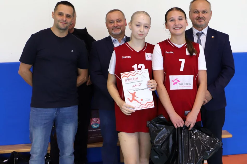Dziewczęta z Pasierbca zwyciężają w Mistrzostwach Gminy Limanowa w Halowej Piłce Nożnej - zdjęcie 16
