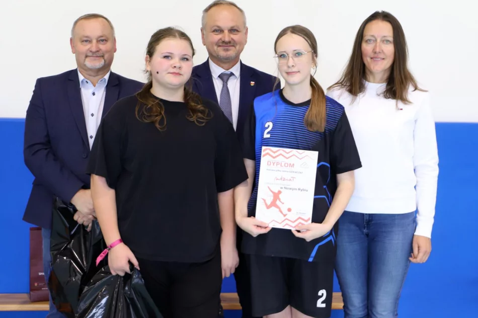 Dziewczęta z Pasierbca zwyciężają w Mistrzostwach Gminy Limanowa w Halowej Piłce Nożnej - zdjęcie 17