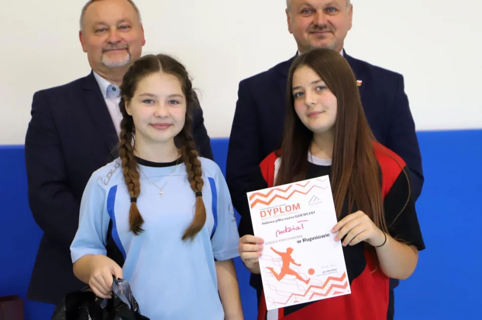 Dziewczęta z Pasierbca zwyciężają w Mistrzostwach Gminy Limanowa w Halowej Piłce Nożnej - zdjęcie 18