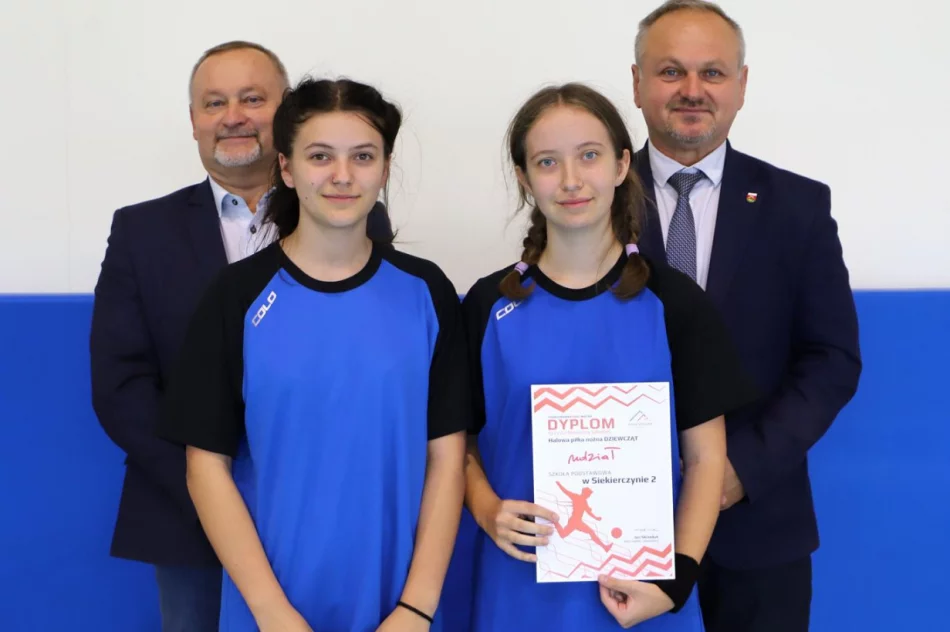 Dziewczęta z Pasierbca zwyciężają w Mistrzostwach Gminy Limanowa w Halowej Piłce Nożnej - zdjęcie 19