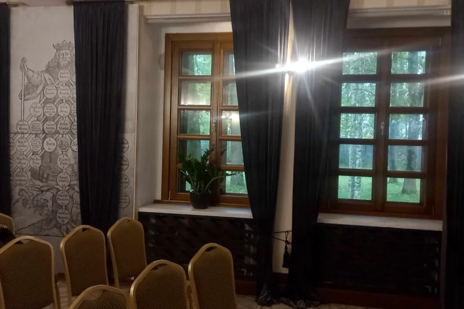 Limanowskie muzeum wymienia zewnętrzne okna i drzwi w zabytkowym Dworze Marsów - zdjęcie 6