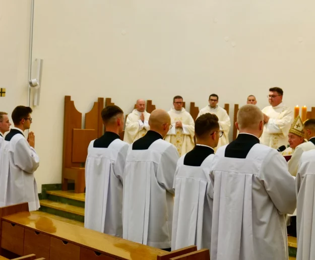 Nieznaczny spadek kandydatów do seminariów i zakonów męskich oraz żeńskich - zdjęcie główne