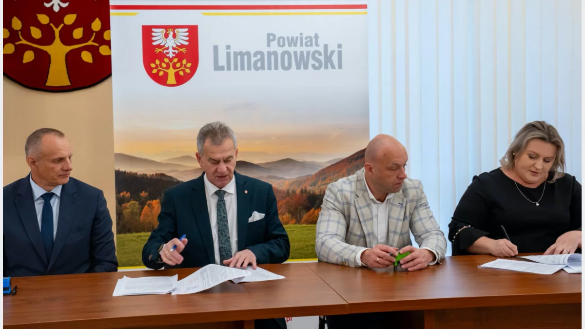 Podpisano umowy z wykonawcami/fot.: Starostwo Powiatowe w Limanowej