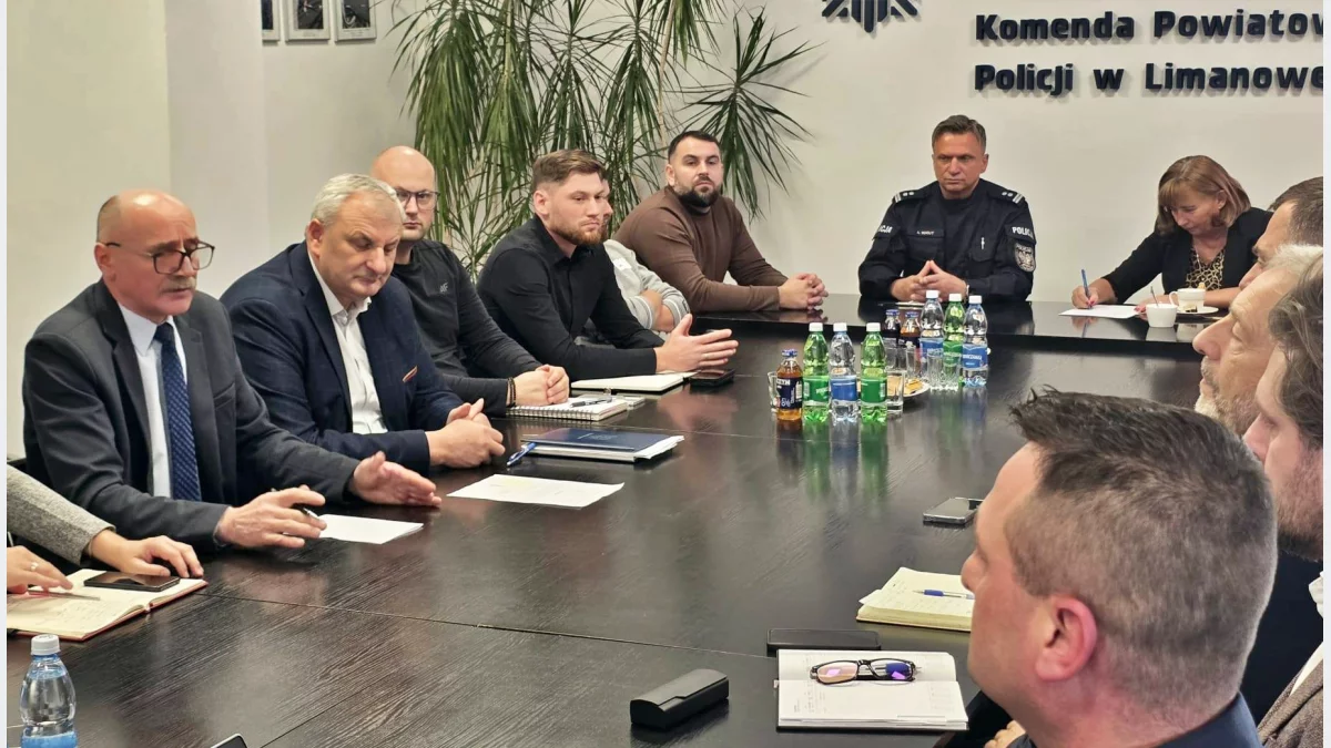 Spotkanie w limanowskiej komendzie na temat błota na drogach po budowie kolei/fot.: KPP Limanowa