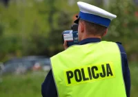Za szybko o 100 km/h. Policjant… pouczony - zdjęcie główne